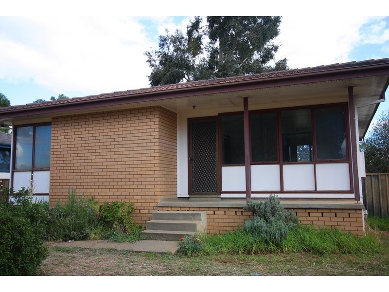 21 Dennis Crescent, Tolland NSW 2650