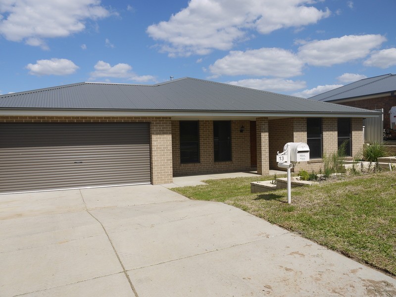 13 Tahara  Crescent, Estella NSW 2650