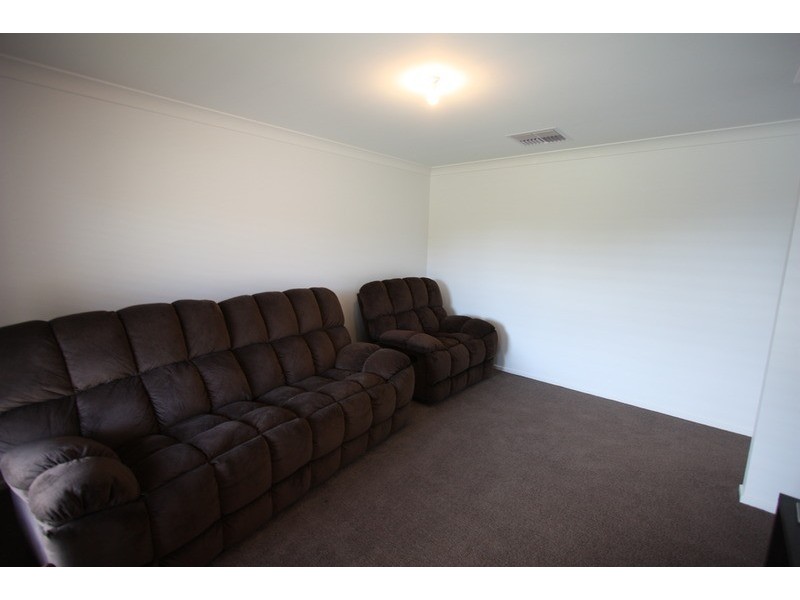 13 Tahara  Crescent, Estella NSW 2650