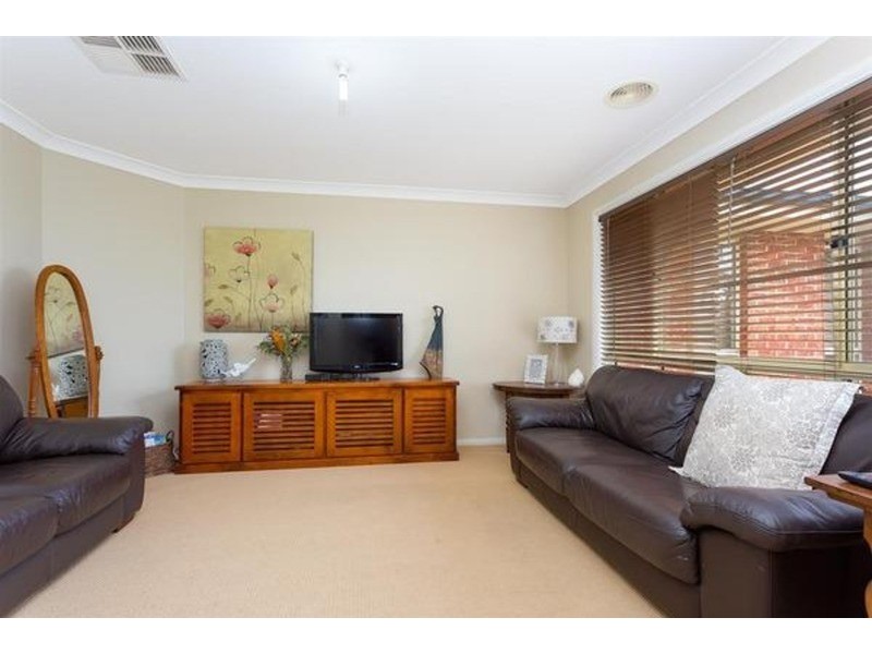 8 Birri  Place, Glenfield Park NSW 2650