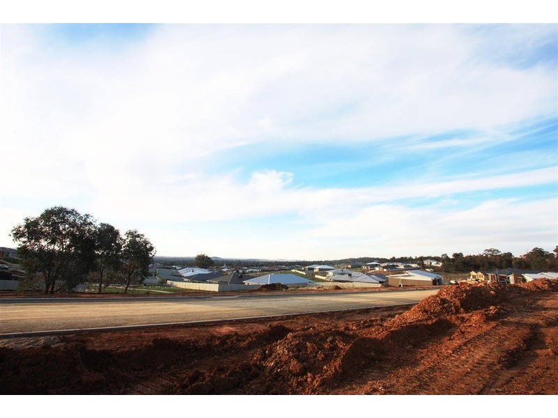 2 Clifton Street, Bourkelands NSW 2650