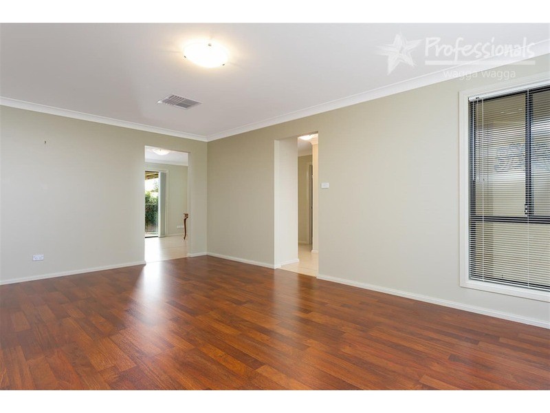 111 Yentoo Drive, Glenfield Park NSW 2650