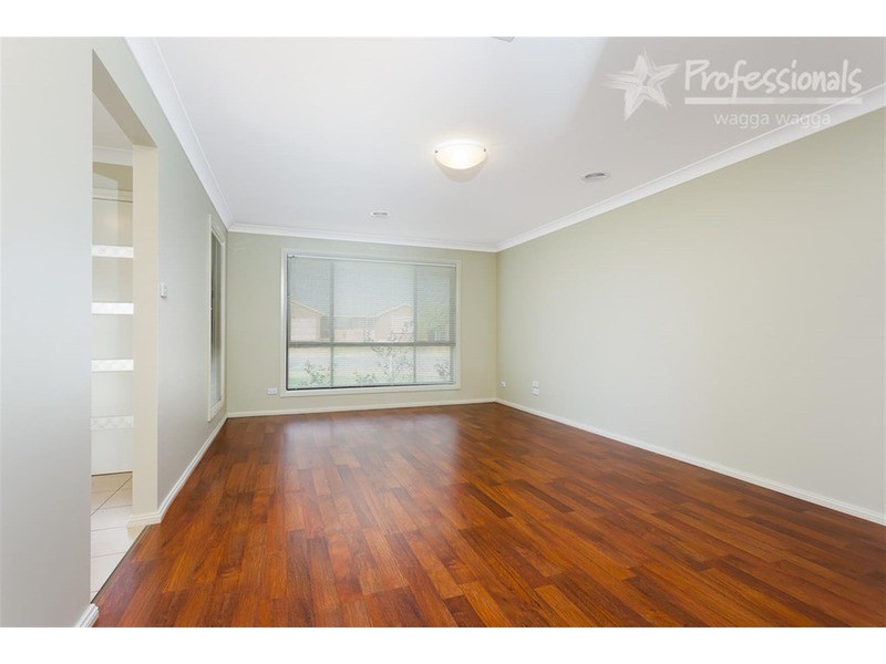 111 Yentoo Drive, Glenfield Park NSW 2650
