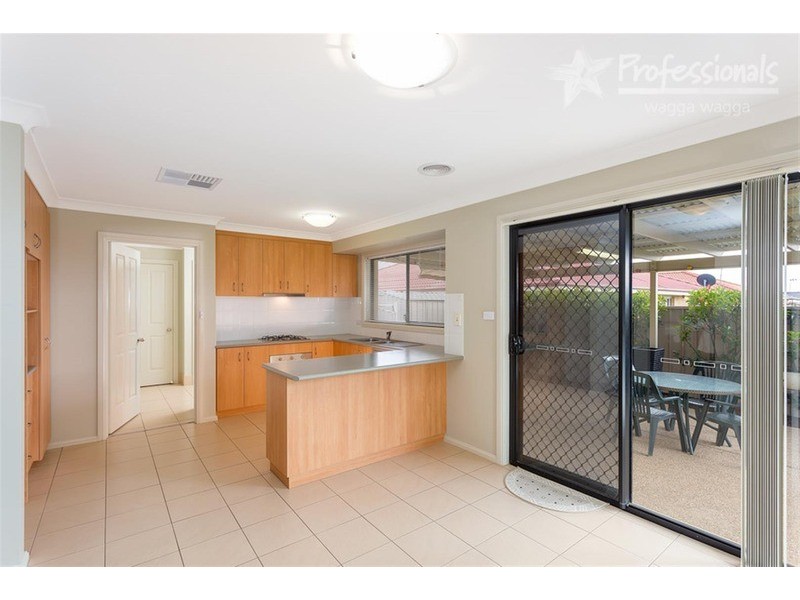 111 Yentoo Drive, Glenfield Park NSW 2650