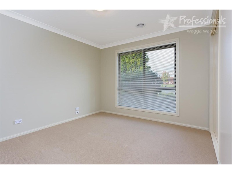 111 Yentoo Drive, Glenfield Park NSW 2650