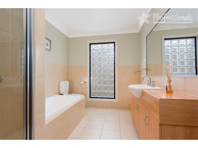 111 Yentoo Drive, Glenfield Park NSW 2650
