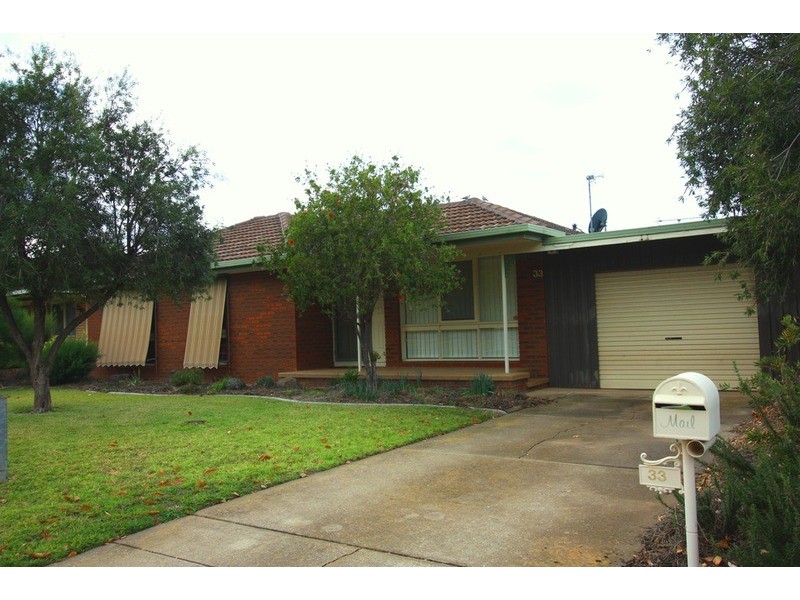 33 Pugsley Avenue, Estella NSW 2650