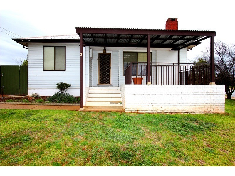 2 Phillip  Avenue, Turvey Park NSW 2650