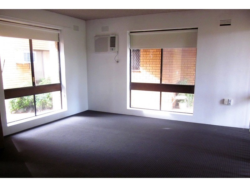 2/9 Henschke Avenue, Tolland NSW 2650