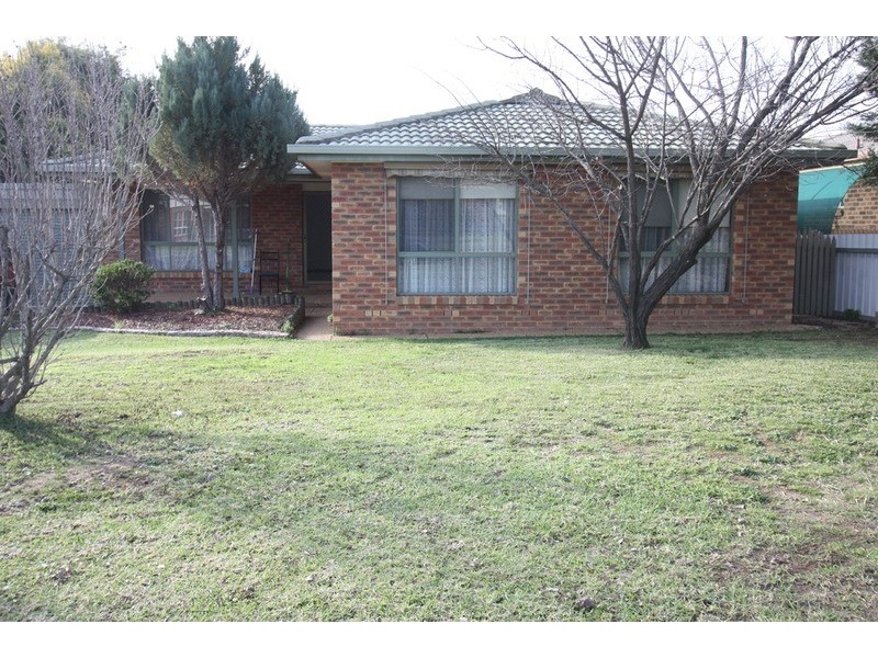 5 Eaton Street, Ashmont NSW 2650