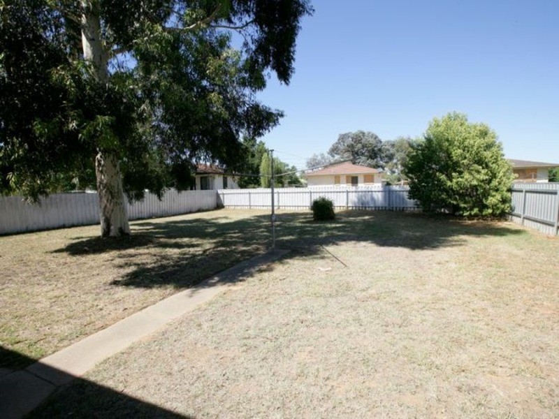 21 Dennis Crescent, Tolland NSW 2650