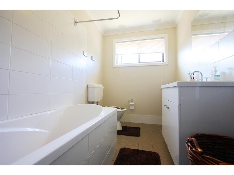 1/2 Bavaria Street, Tolland NSW 2650