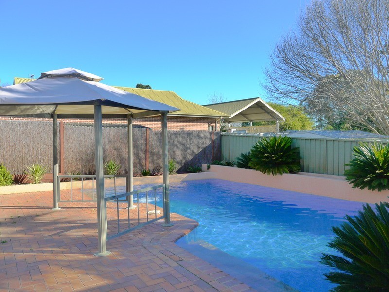 50 Lakehaven Drive, Lake Albert NSW 2650