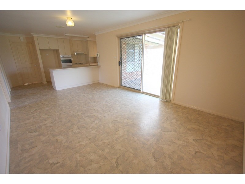 15 hudson Drive, Lloyd NSW 2650