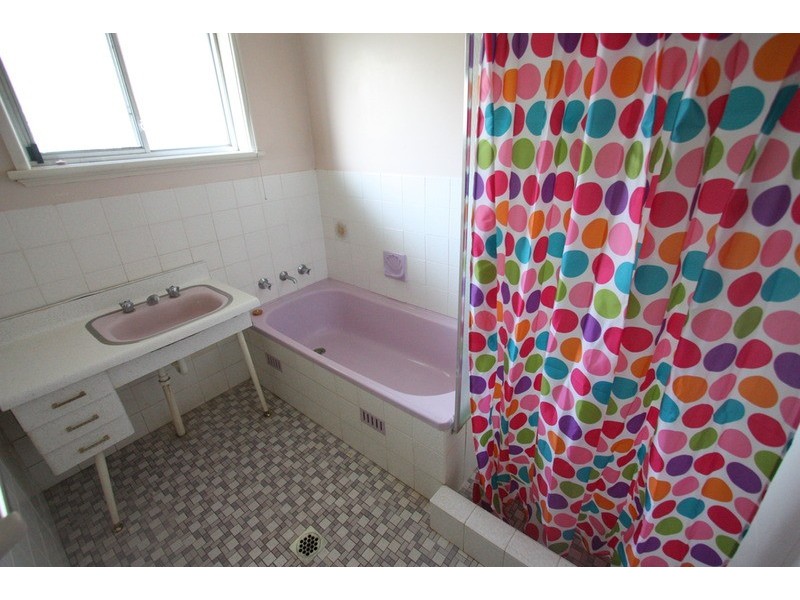 11 Halloway Street, Tolland NSW 2650