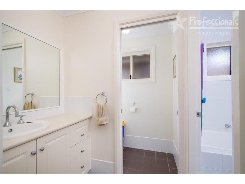 19 Barrima Drive, Glenfield Park NSW 2650