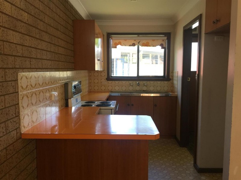 1/2 Cooinbil Crescent, Kooringal NSW 2650