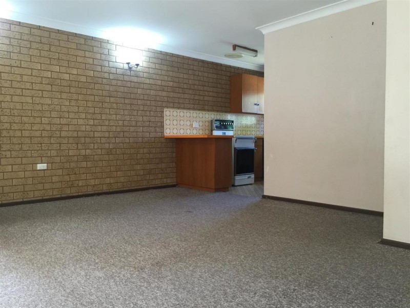 1/2 Cooinbil Crescent, Kooringal NSW 2650