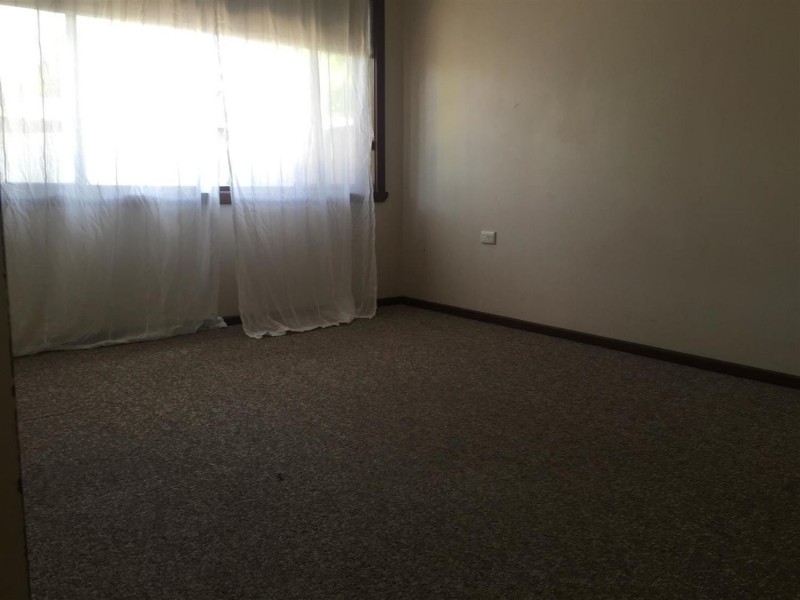 1/2 Cooinbil Crescent, Kooringal NSW 2650