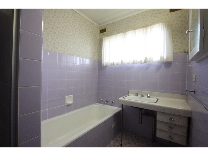 12 Lusher  Avenue, Turvey Park NSW 2650