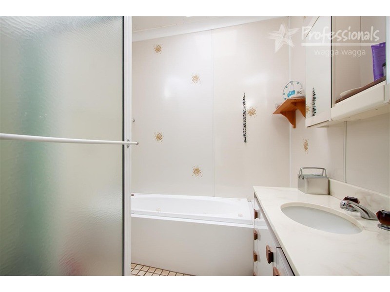 9 The Boulevarde, Kooringal NSW 2650