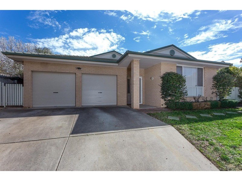 4 Headley  Place, Kooringal NSW 2650