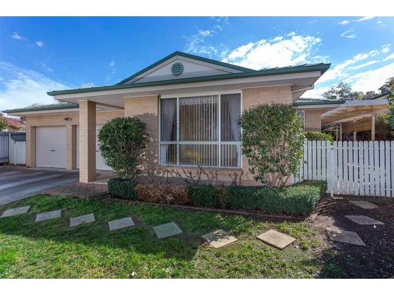 4 Headley  Place, Kooringal NSW 2650