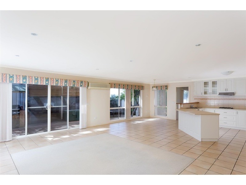 4 Headley  Place, Kooringal NSW 2650