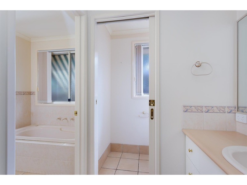 4 Headley  Place, Kooringal NSW 2650