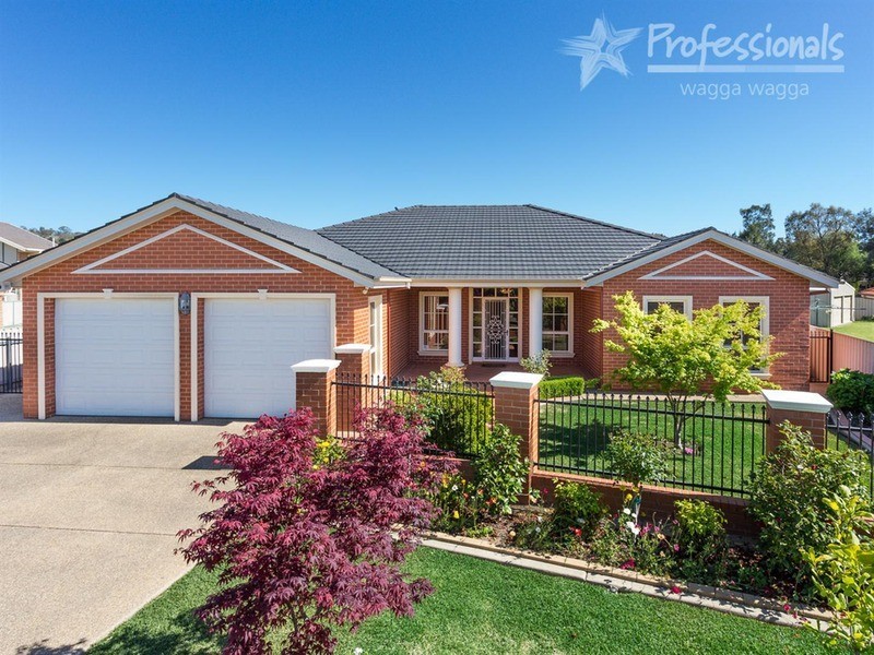 6 Coventry Place, Lake Albert NSW 2650