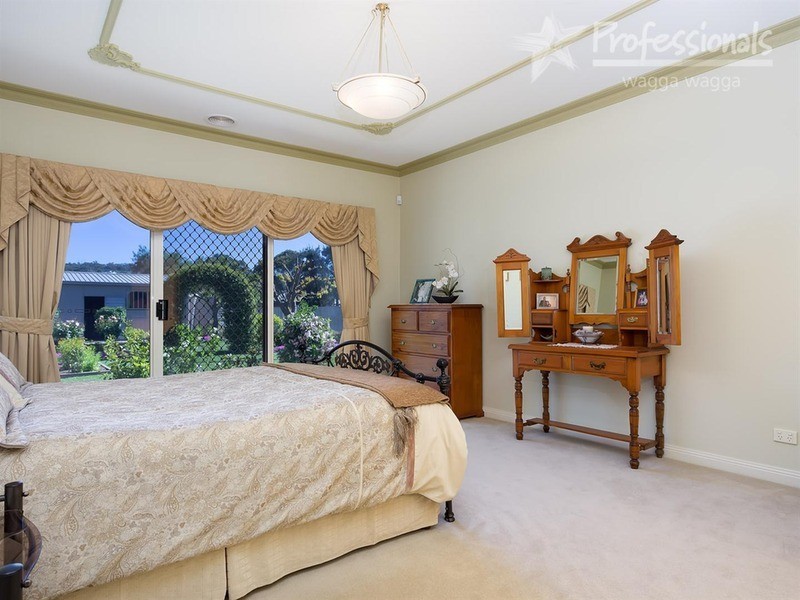 6 Coventry Place, Lake Albert NSW 2650