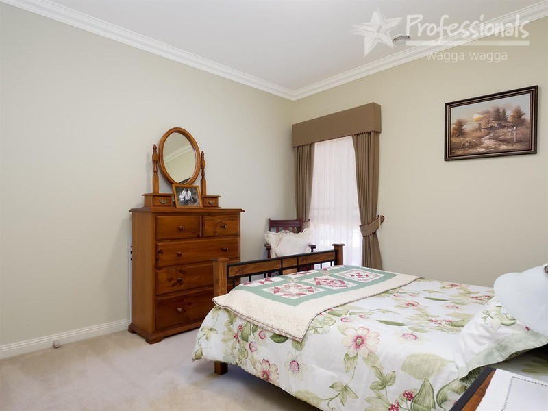 6 Coventry Place, Lake Albert NSW 2650