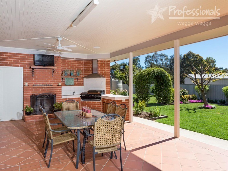 6 Coventry Place, Lake Albert NSW 2650