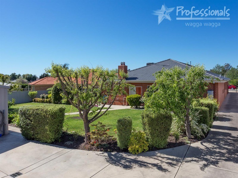 6 Coventry Place, Lake Albert NSW 2650
