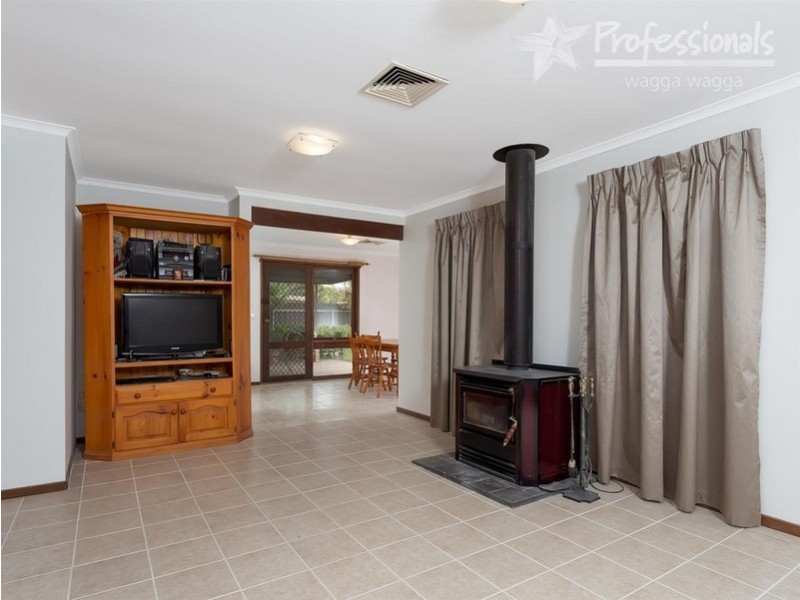 3 Oleander  Crescent, Lake Albert NSW 2650