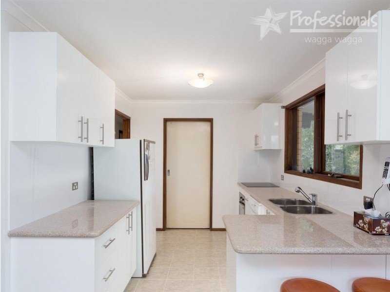 3 Oleander  Crescent, Lake Albert NSW 2650