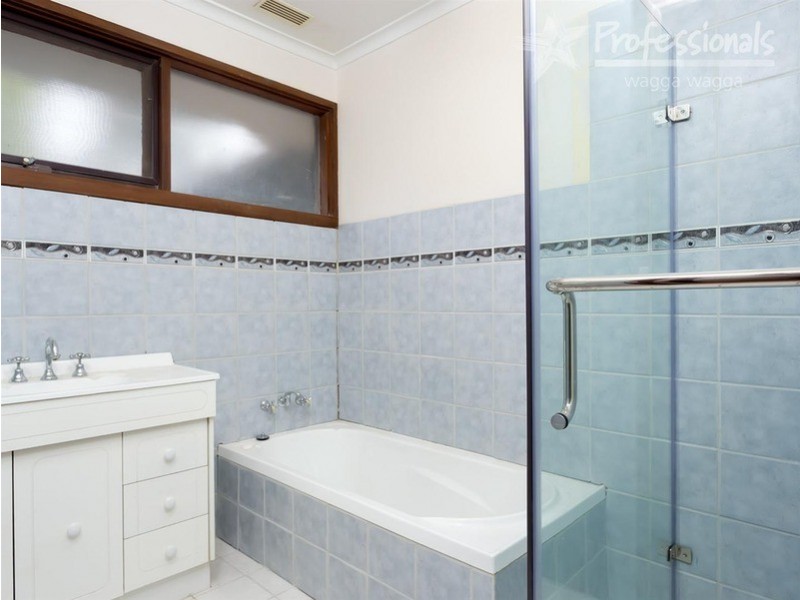 3 Oleander  Crescent, Lake Albert NSW 2650