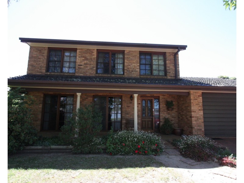 15 Eastlakes Drive, Lake Albert NSW 2650