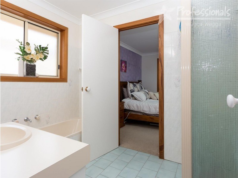 28 Kirrang Avenue, Glenfield Park NSW 2650
