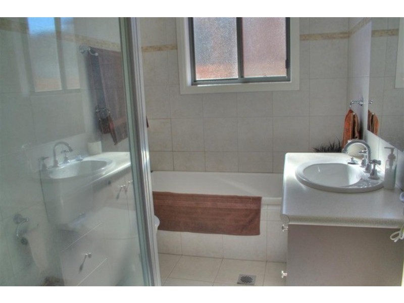 1/19 Walla Street, Glenfield Park NSW 2650