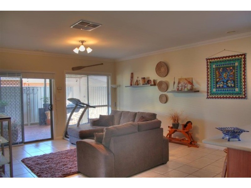 1/19 Walla Street, Glenfield Park NSW 2650