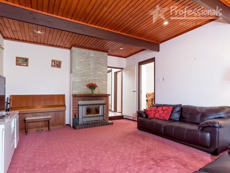44 Main Street, Lake Albert NSW 2650