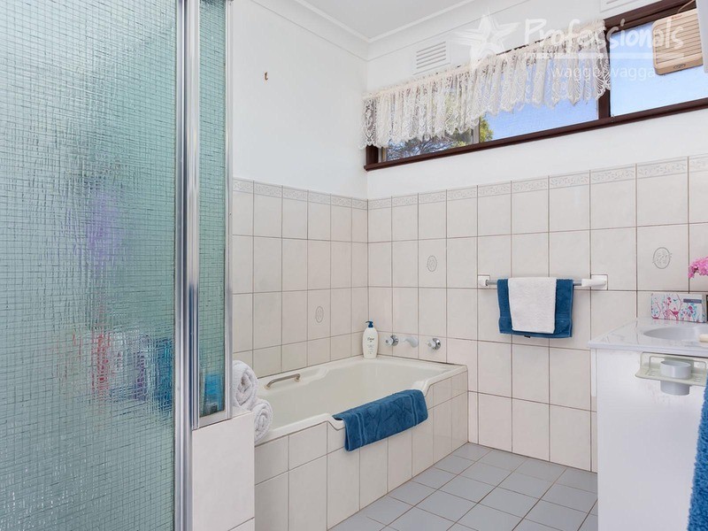 44 Main Street, Lake Albert NSW 2650