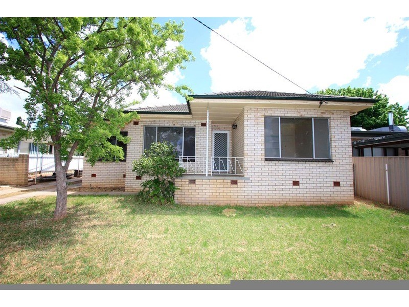 18 Willow Street, Kooringal NSW 2650