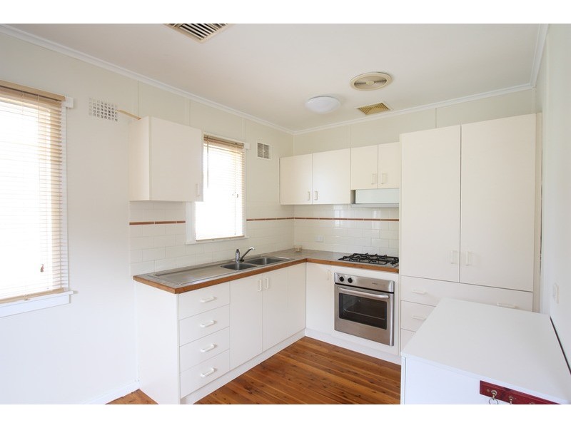 34 Gilmore Street, Mount Austin NSW 2650