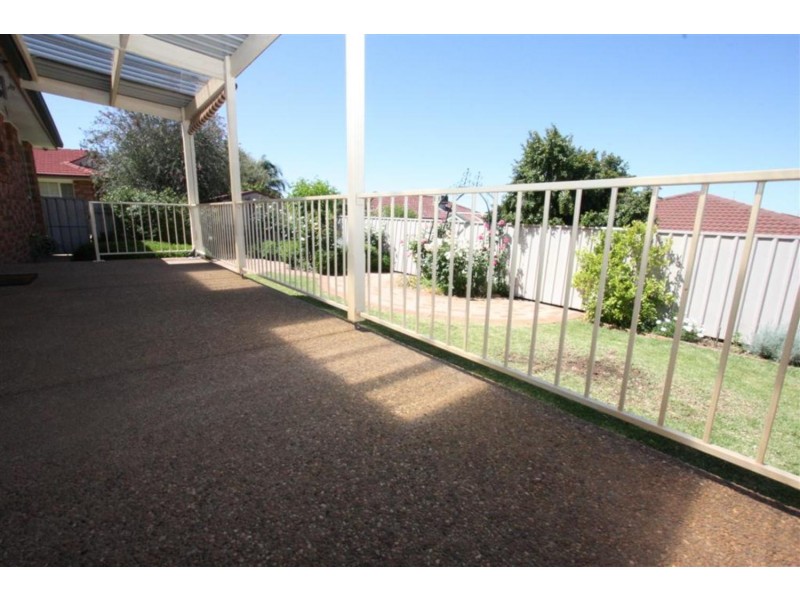 1/5 Minchin Place, Kooringal NSW 2650
