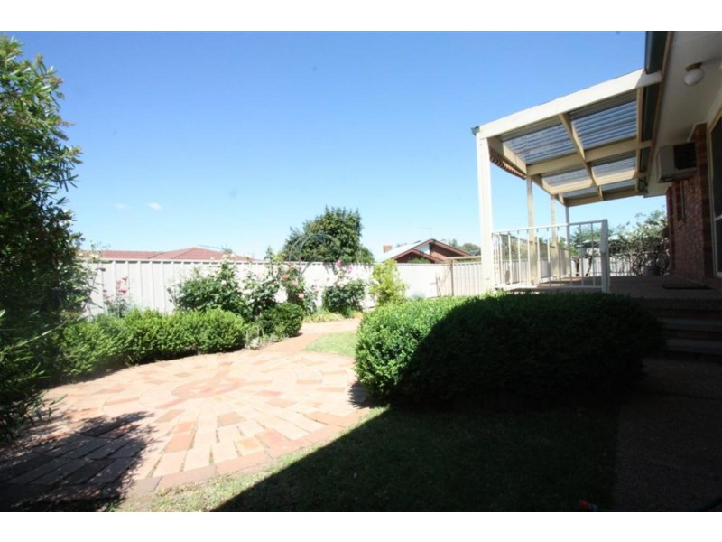 1/5 Minchin Place, Kooringal NSW 2650