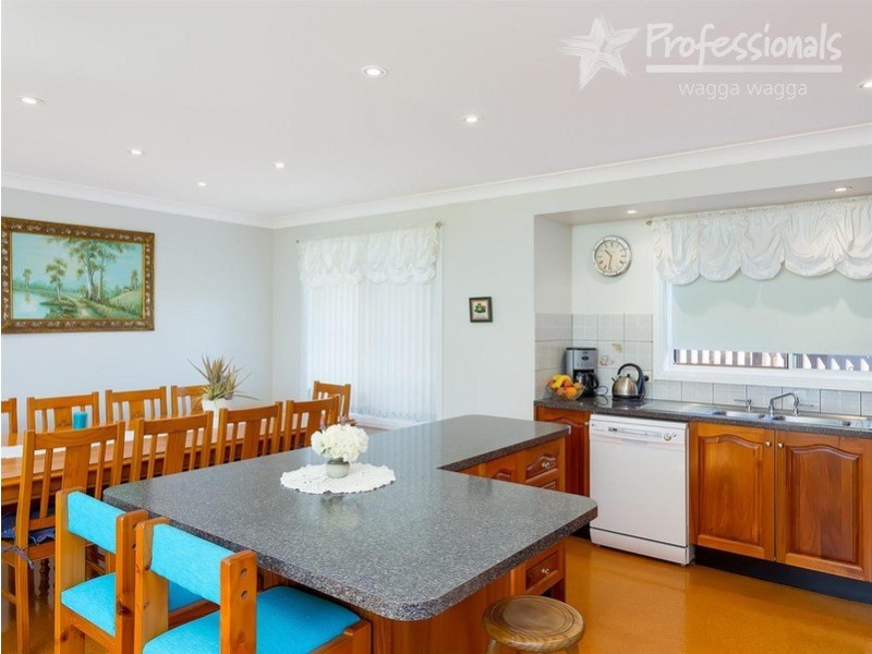 4 Tura Place, Glenfield Park NSW 2650