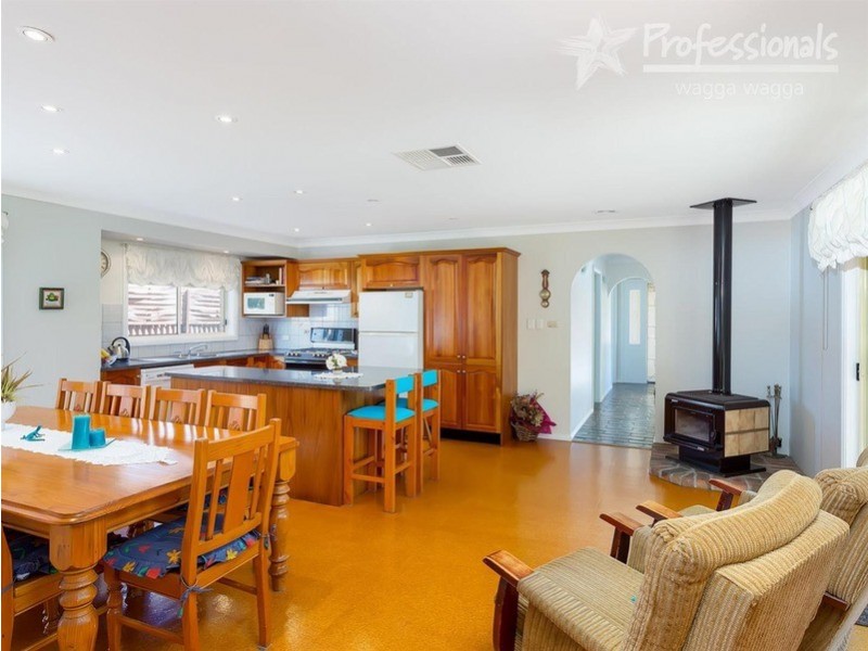 4 Tura Place, Glenfield Park NSW 2650