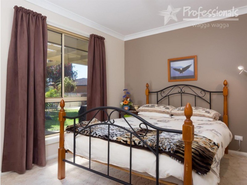 4 Tura Place, Glenfield Park NSW 2650